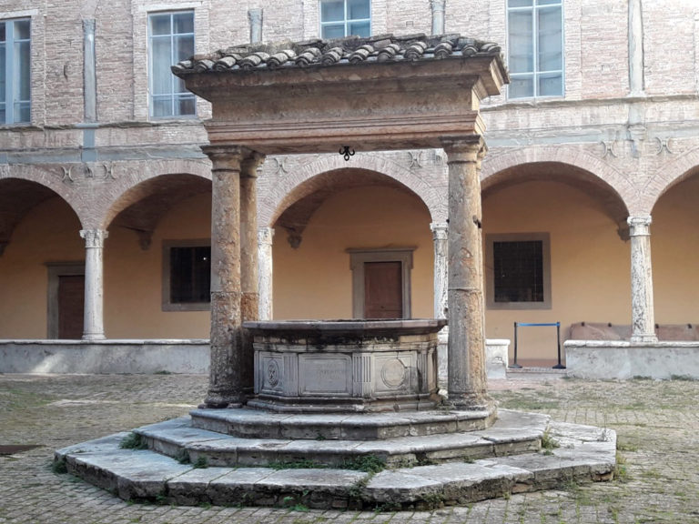 Perugia, Abbazia di San Pietro, Il pozzale della cisterna nel Chiostro del Trecento.